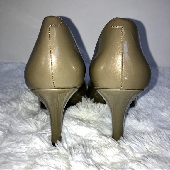 🇺🇸 New Bandolino Peep Toe Taupe Heels, Size 8.5 - Picture 6 of 8